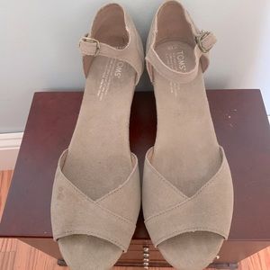 Lightly worn 10W TOMS TAN wedge open toe sandals